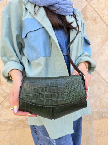 کیف چرم مثلثی سبز ابر و بادی سنگی