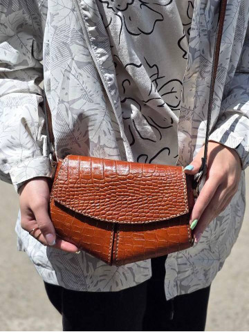 کیف چرم مثلثی عسلی نارنجی سنگی