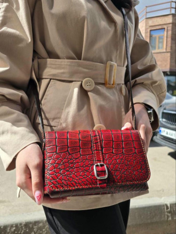 کیف چرم بغل پرچ زرشکی سنگی بزرگ