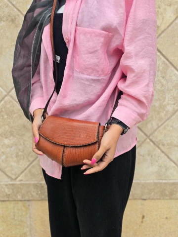 کیف چرم مثلثی عسلی نارنجی لیزارد