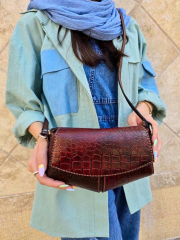 کیف چرم مثلثی زرشکی ابر و بادی سنگی دوخت کرم