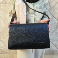 کیف چرم صندوقی طرح شترمرغی مشکی