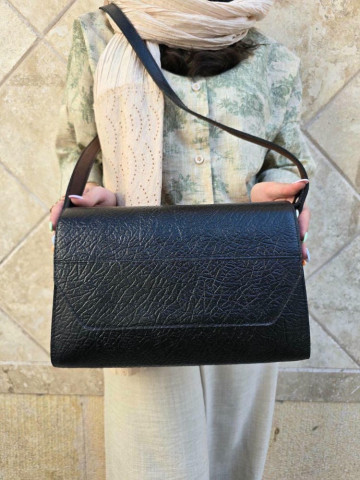 کیف چرم صندوقی طرح شترمرغی مشکی