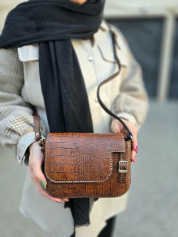 کیف چرم بغل سگک قهوه ای طلایی تمام سنگی