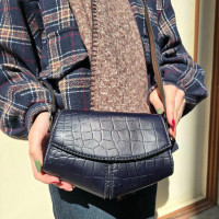 کیف چرم مثلثی آبی کاربنی تیره سنگی