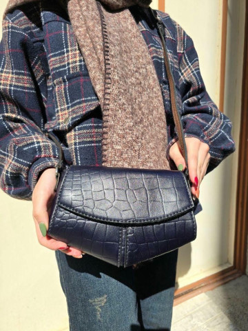 کیف چرم مثلثی آبی کاربنی تیره سنگی