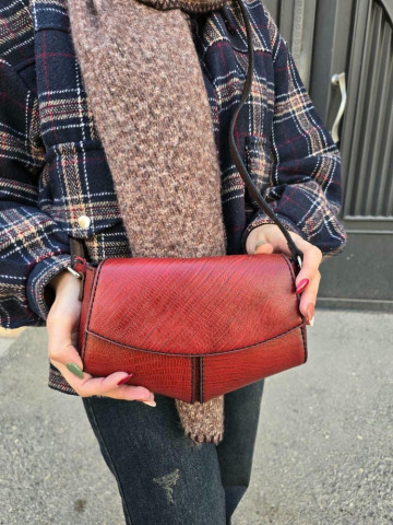 کیف چرم مثلثی قرمز تیره ابر و بادی لیزارد