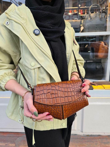 کیف چرم مثلثی فندوقی سنگی