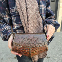 کیف چرم مثلثی قهوه ای ابر و بادی سنگی