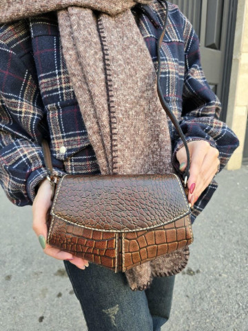 کیف چرم مثلثی قهوه ای ابر و بادی سنگی