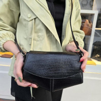 کیف چرم مثلثی مشکی لیزارد