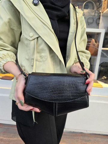 کیف چرم مثلثی مشکی لیزارد