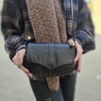   کیف چرم درب پروانه مشکی درب سنگی بدنه ساده