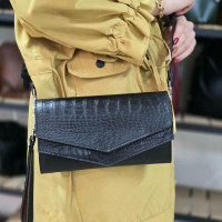 کیف چرم بهار مشکی بدنه ساده لبه مثلثی