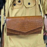 کیف چرم بهار فندوقی لبه مثلثی سنگی