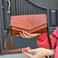 کیف چرم بهار عسلی دست رنگ لبه مثلثی