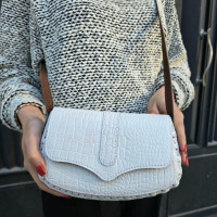   کیف چرم درب پروانه سفید صورتی ابر و بادی سنگی