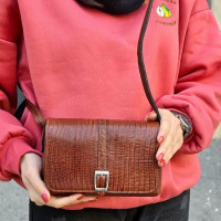 کیف چرم بغل پرچ قهوه ای فندوقی لیزارد بزرگ