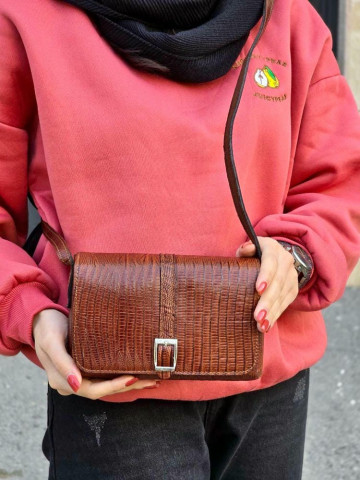 کیف چرم بغل پرچ قهوه ای فندوقی لیزارد بزرگ