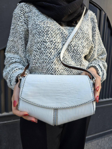 کیف چرم مثلثی سفید لیزارد