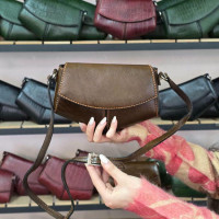 کیف چرم مثلثی قهوه ای صاف ابر و بادی