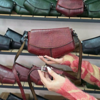 کیف چرم مثلثی قرمز تیره ابر و بادی سنگی