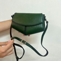 کیف چرم مثلثی سبز لیزارد