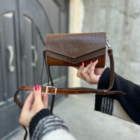 کیف چرم بهار فندوقی بدنه ساده لبه مثلثی