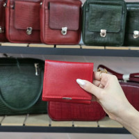 کیف پول چرم دکمه لبه دار قرمز صاف