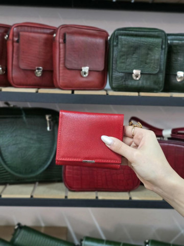 کیف پول چرم دکمه لبه دار قرمز صاف