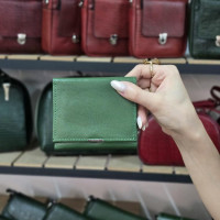 کیف پول چرم دکمه لبه دار سبز صاف