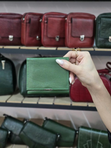 کیف پول چرم دکمه لبه دار سبز صاف