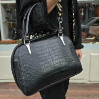 کیف چرم نیم گرد مشکی سنگی