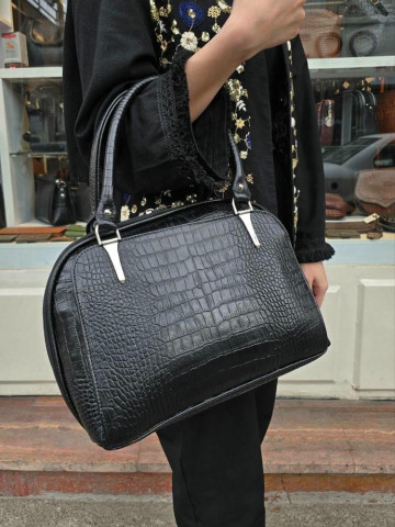 کیف چرم نیم گرد مشکی سنگی