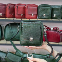 کیف چرم اسپورت کوچک سبز ابر و بادی سنگی