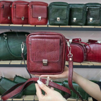 کیف چرم اسپورت کوچک قرمز تیره ابر و بادی سنگی