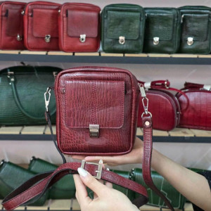 کیف چرم اسپورت کوچک قرمز تیره ابر و بادی سنگی