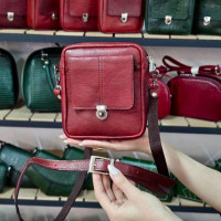 کیف چرم اسپورت کوچک قرمز تیره ابر و بادی لیزارد