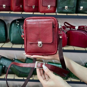 کیف چرم اسپورت کوچک قرمز تیره ابر و بادی لیزارد