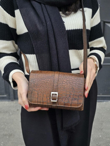 کیف چرم بغل پرچ قهوه ای ابر و بادی سنگی بزرگ