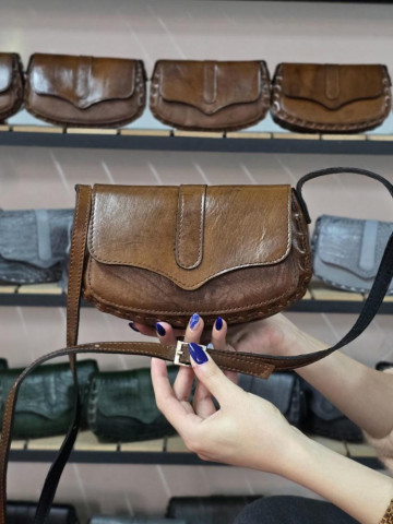 کیف چرم درب پروانه عسلی قهوه ای ابر و بادی ساده