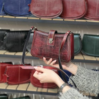 کیف چرم قایقی زرشکی ابر وبادی