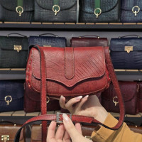 کیف چرم درب پروانه قرمز آلبالویی ابر و بادی لیزارد