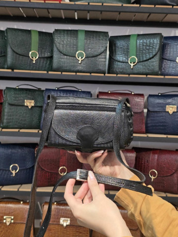 کیف چرم نورا مشکی لیزارد