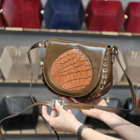 کیف چرم اشک قهوه ای ابر و بادی صاف