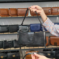کیف چرم آسمان مشکی لیزارد
