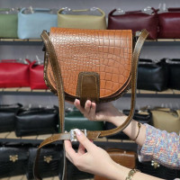 کیف چرم تابان بدنه قهوه ای صاف/درب فندقی سنگی