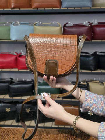 کیف چرم تابان بدنه قهوه ای صاف/درب فندقی سنگی