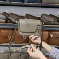 کیف چرم بغل سگک ماکیاتو درب لیزارد بدنه فلوتر