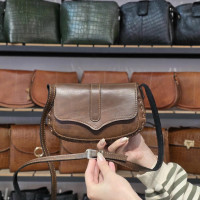 کیف چرم درب پروانه قهوه ای ابر و بادی ساده